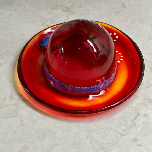 FENTON, HAND-PAINTED RED GLASS HAT WITH A PURPLE FEATHER & BOW. - Picture 5 of 15